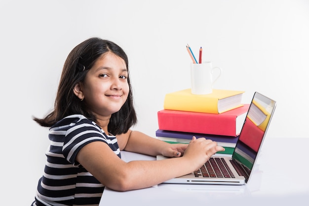 Une jeune Indienne fréquente une école ou des cours en ligne. Étudiez en lock-out car les écoles sont fermées en raison de Covid-19. Rôle de la technologie pendant le verrouillage à l'échelle nationale. Concept d'apprentissage à la maison en Inde