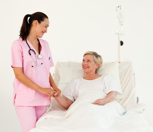 Jeune infirmière aidant un patient senior