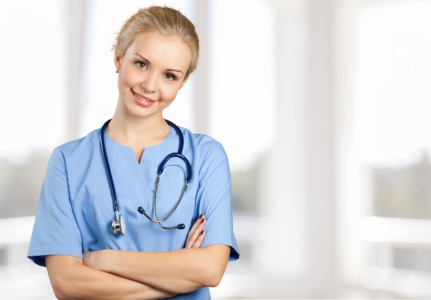 Une jeune infirmière joyeuse en blouse bleue