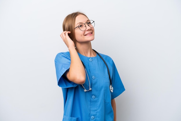 Jeune infirmière médecin femme isolée sur fond blanc en pensant à une idée