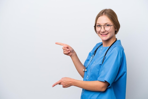 Jeune infirmière médecin femme isolée sur fond blanc pointant le doigt sur le côté et présentant un produit