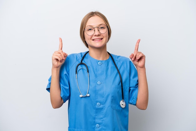 Jeune infirmière médecin femme isolée sur fond blanc pointant vers le haut une excellente idée