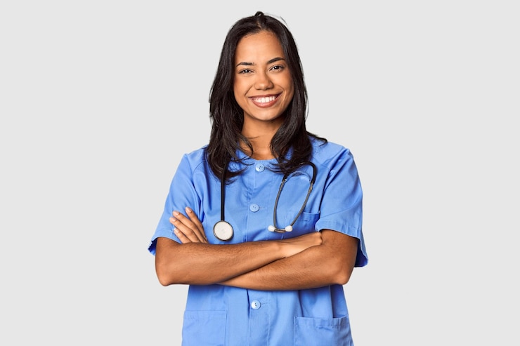 Photo une jeune infirmière philippine avec un stéthoscope dans le studio