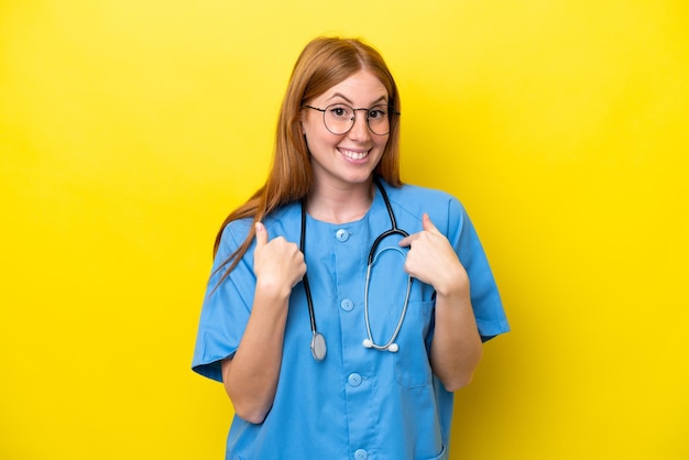 Jeune infirmière rousse femme isolée sur fond jaune avec une expression faciale surprise