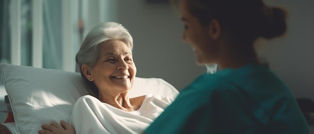 jeune infirmière touchant une femme âgée joyeuse allongée à l'hôpital au premier plan flou