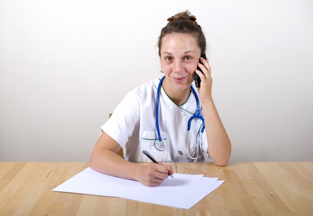 Jeune infirmière travaillant dans son bureau