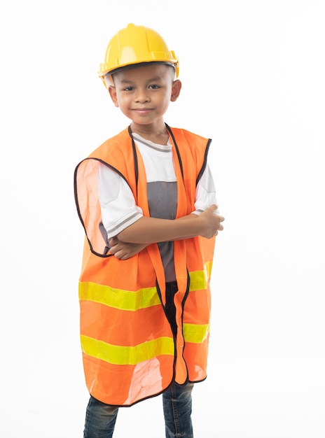 Photo jeune ingénieur asiatique kid sourire et debout isolé sur fond blanc