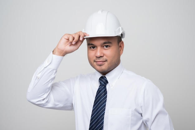 Jeune ingénieur civil asiatique beau avec un casque