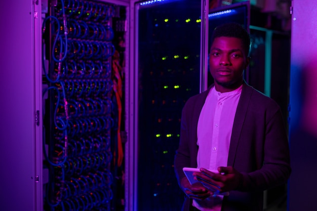 Jeune Ingénieur Datacenter Afro-Américain