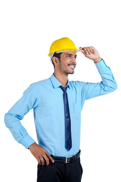Jeune ingénieur indien portant un casque de couleur jaune et donnant un geste réussi.