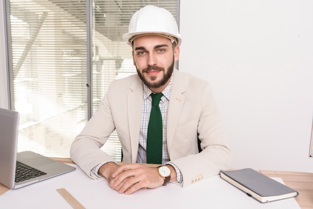 Photo jeune ingénieur moderne