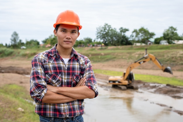 Jeune ingénieur travaillant sur site au barrage