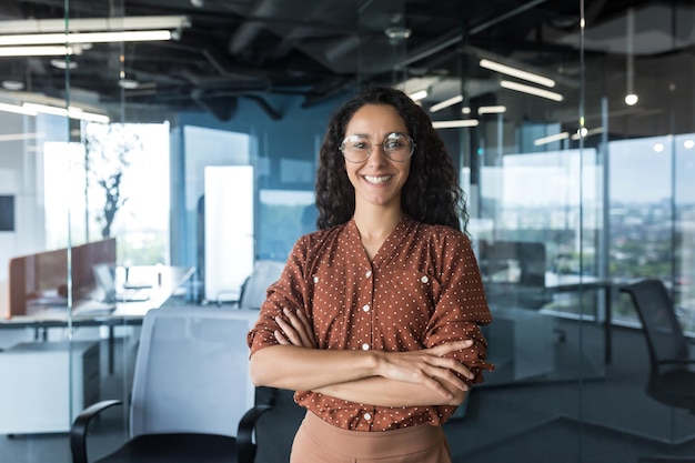 Jeune ingénieure indienne en développement informatique travaillant à l'intérieur du bureau d'un développement