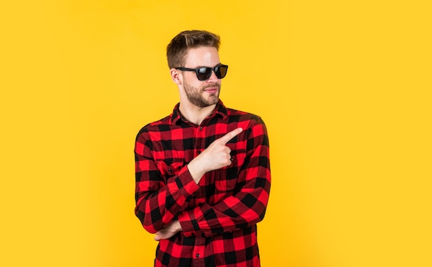 Jeune et insouciant gai et élégant bel homme à lunettes de soleil portrait intérieur d'homme d'affaires européen sexy confiant et calme bel homme décontracté debout avec barbe et poils