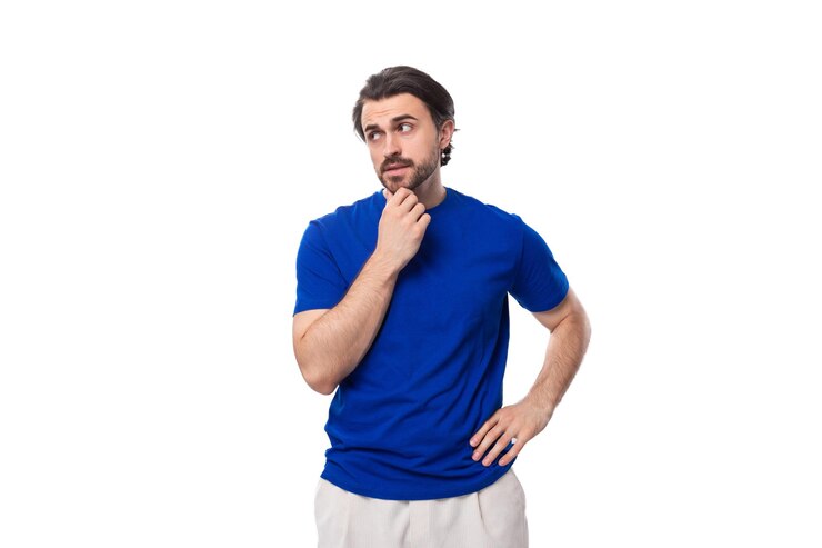 Photo jeune, intelligent, bel homme européen aux cheveux noirs et à la barbe habillé de façon décontractée sur le fond