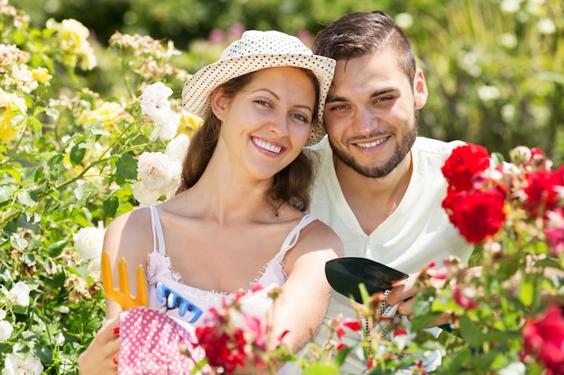 Photo jeune jardinage familial