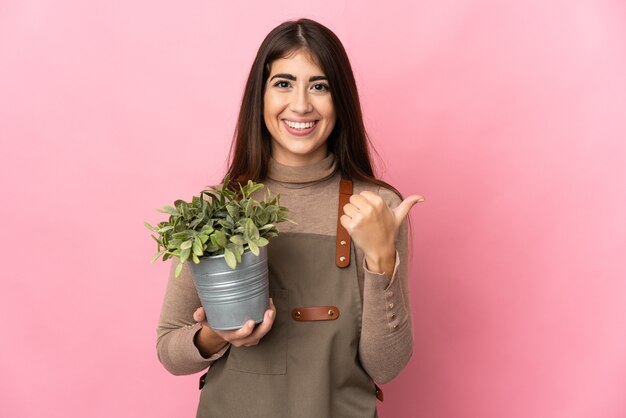 Jeune jardinier sur fond isolé