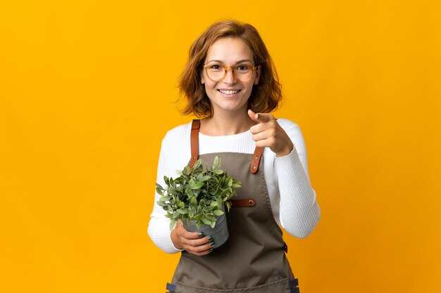 Jeune jardinier sur fond isolé