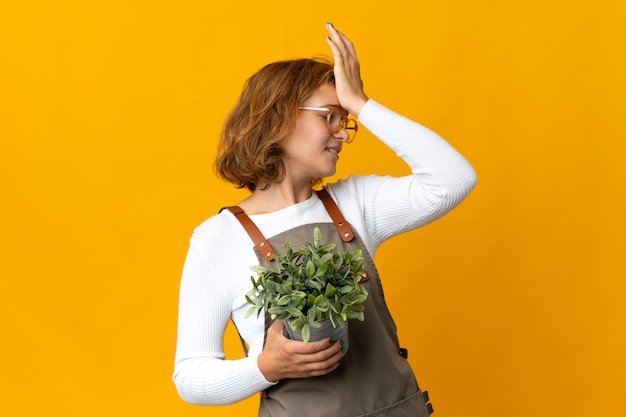 Jeune jardinier sur fond isolé