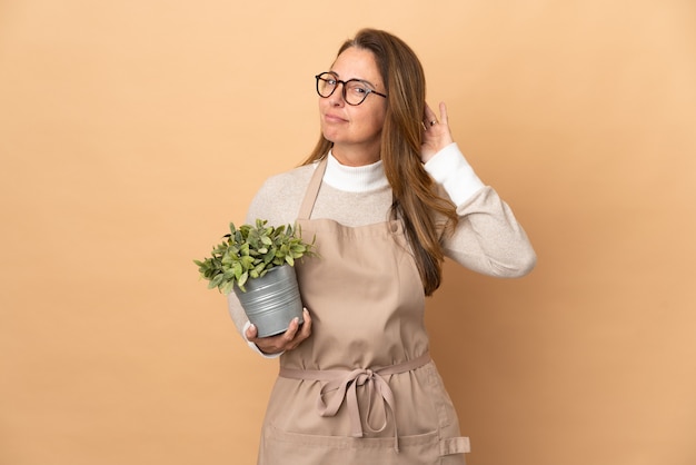 Jeune jardinier sur fond isolé