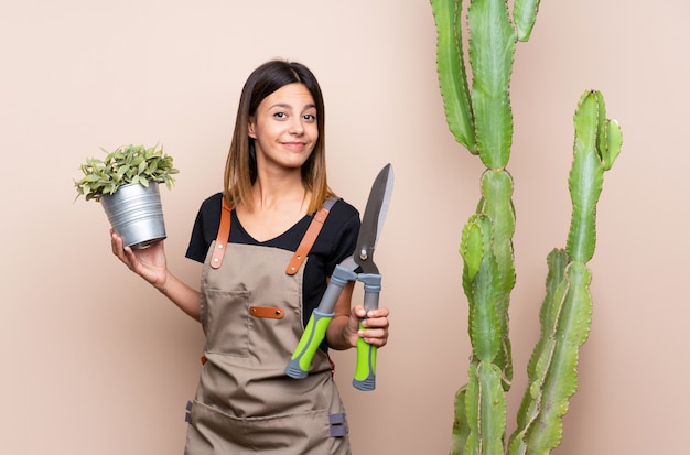 Jeune jardinière femme avec des plantes