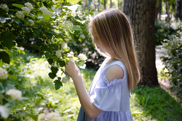 Jeune jolie adolescente debout dans le parc.