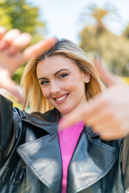 Photo une jeune jolie blonde à l'extérieur avec une expression heureuse