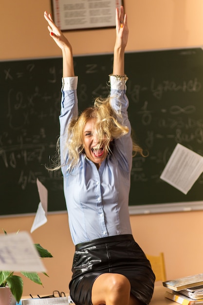 Jeune jolie enseignante criant dans la salle de classe