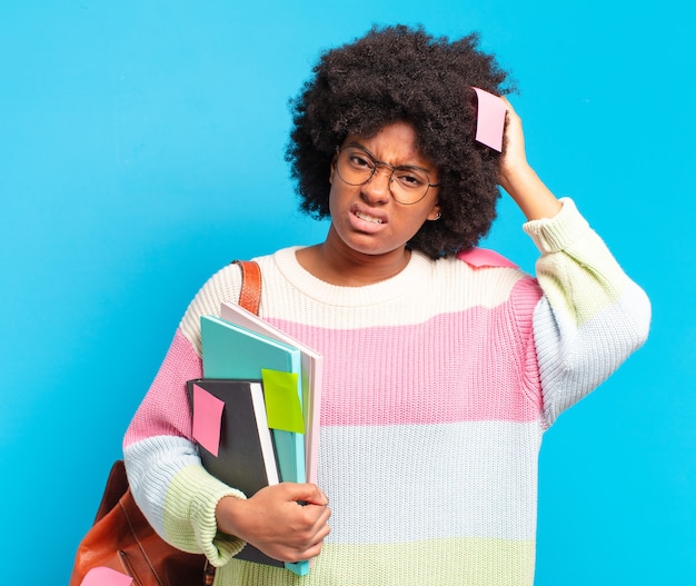 Jeune jolie étudiante afro