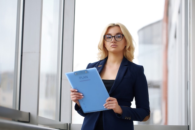 Jeune jolie femme d'affaires au bureau