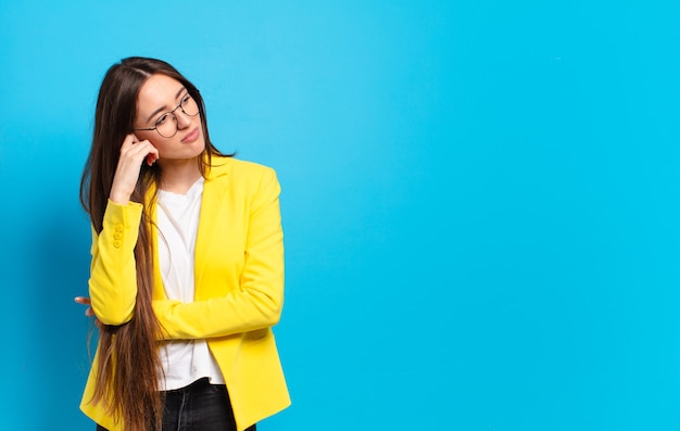 Jeune jolie femme d'affaires avec blazer jaune