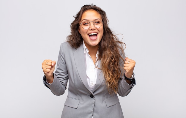 jeune jolie femme d'affaires avec des lunettes