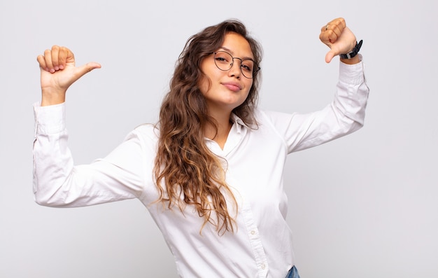 jeune jolie femme d'affaires avec des lunettes