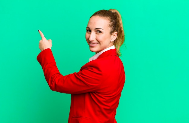 Photo jeune jolie femme d'affaires portant un blazer rouge