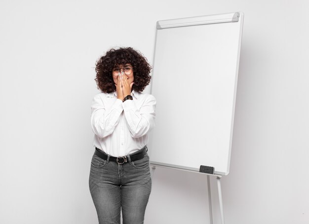 jeune jolie femme d'affaires avec tableau blanc