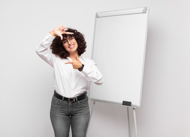 jeune jolie femme d'affaires avec tableau blanc