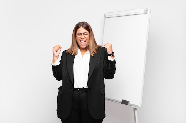 jeune jolie femme d'affaires avec tableau blanc