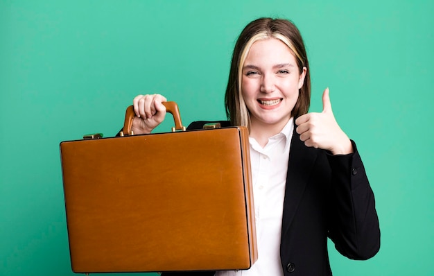 Jeune jolie femme d'affaires avec une valise en cuir