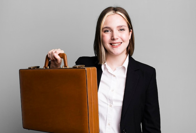 Jeune jolie femme d'affaires avec une valise en cuir