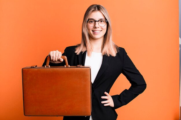 Jeune jolie femme d'affaires avec une valise