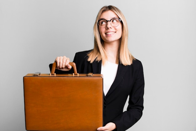 Jeune jolie femme d'affaires avec une valise