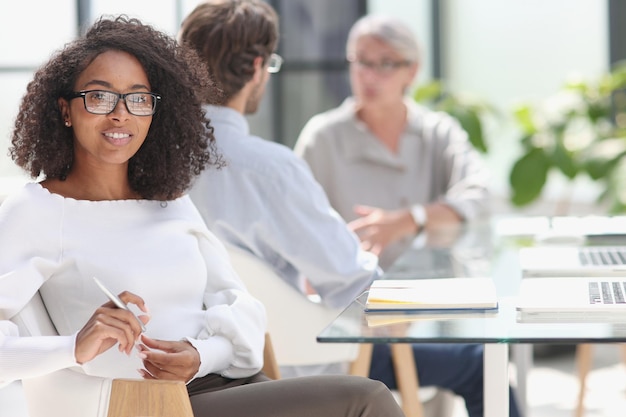 Jeune jolie femme afro-américaine au bureau