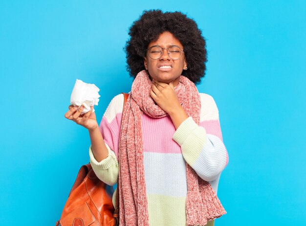 Jeune jolie femme afro grippe ou concept de maladie