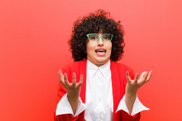 Photo jeune jolie femme afro à la recherche désespérée et frustrée, stressée, malheureuse et agacée, criant et criant