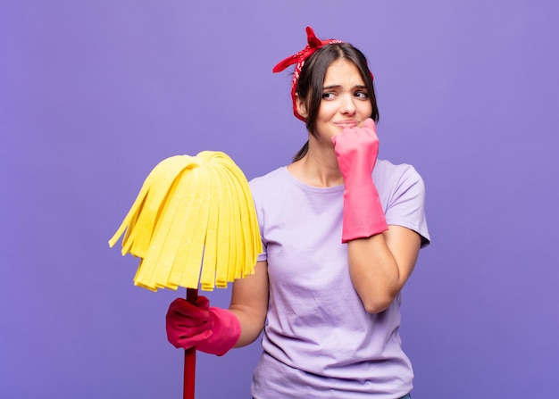 Jeune jolie femme à l'air inquiète, anxieuse, stressée et effrayée, se rongeant les ongles et regardant vers l'espace de copie latéral