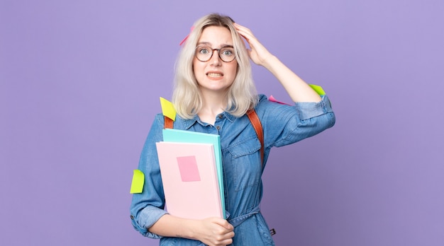 Jeune jolie femme albinos se sentant stressée, anxieuse ou effrayée, les mains sur la tête. concept d'étudiant