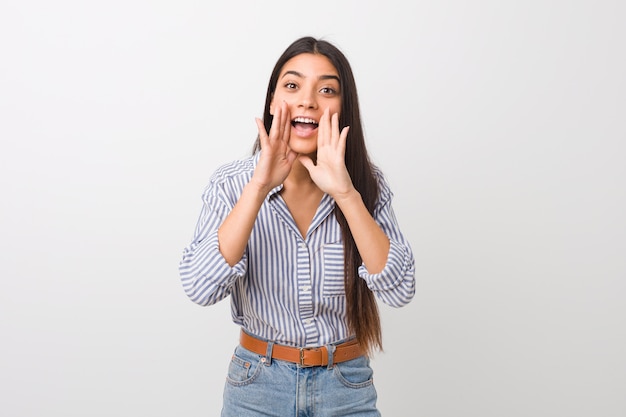 Jeune jolie femme arabe criant excité à l'avant.