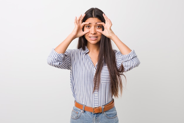 Jeune jolie femme arabe gardant les yeux ouverts pour trouver une opportunité de réussite.