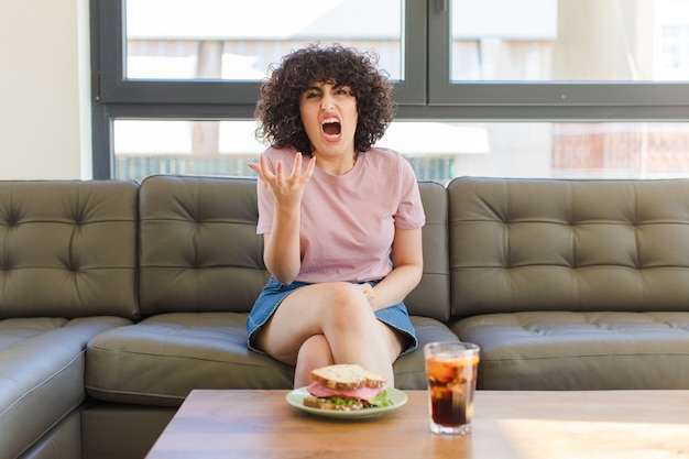 Jeune jolie femme arabe se détendre à la maison