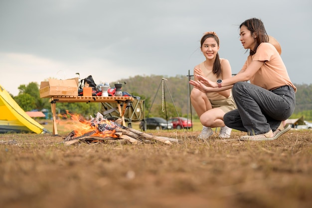 La jeune jolie femme asiatique apprécie le camping